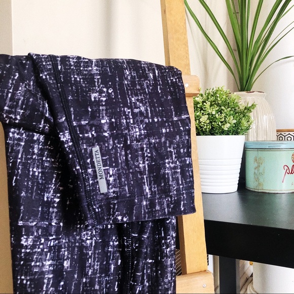 Patterned Athletic 3/4 Leggings - Picture 2 of 10